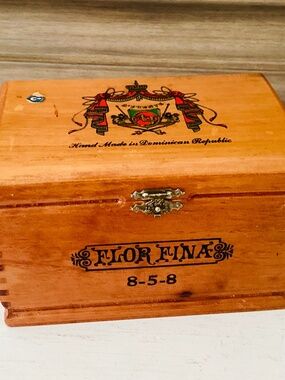 Vintage Wood Cigar Box Flora Fina 8-5-8 Dominican Republic Mancave Office Decor